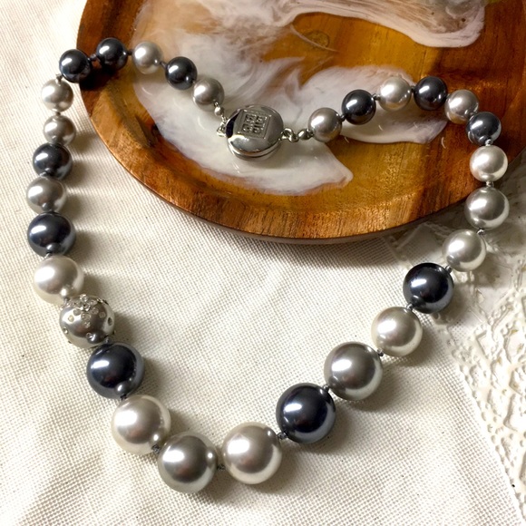 🖤GIVENCHY Large pearl necklace